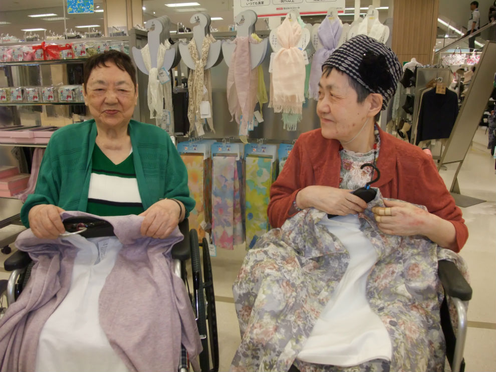 車椅子に乗った女性二人が買い物している様子