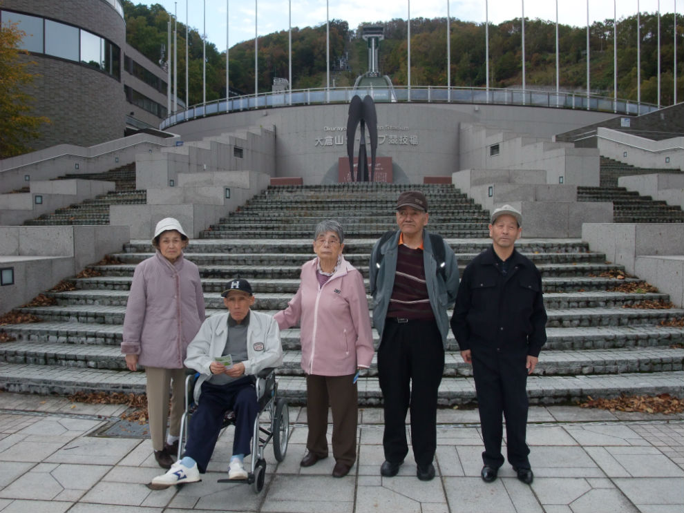 大倉山ジャンプ競技場前で参加者5名で記念撮影