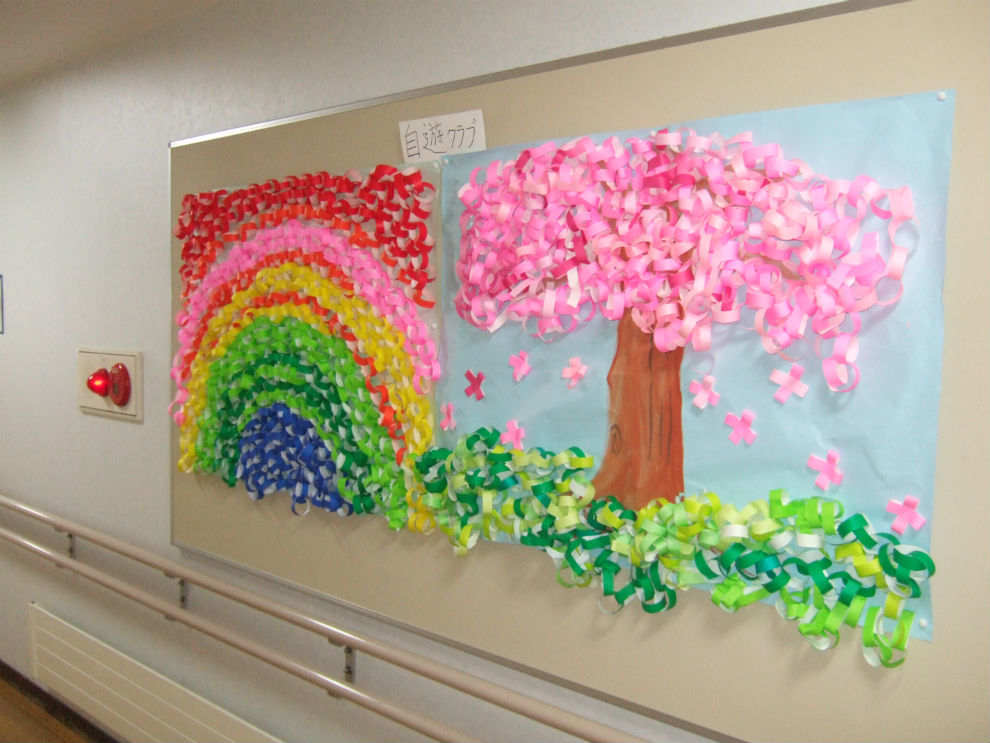 折紙で虹と桜の木を表現した自遊クラブの作品