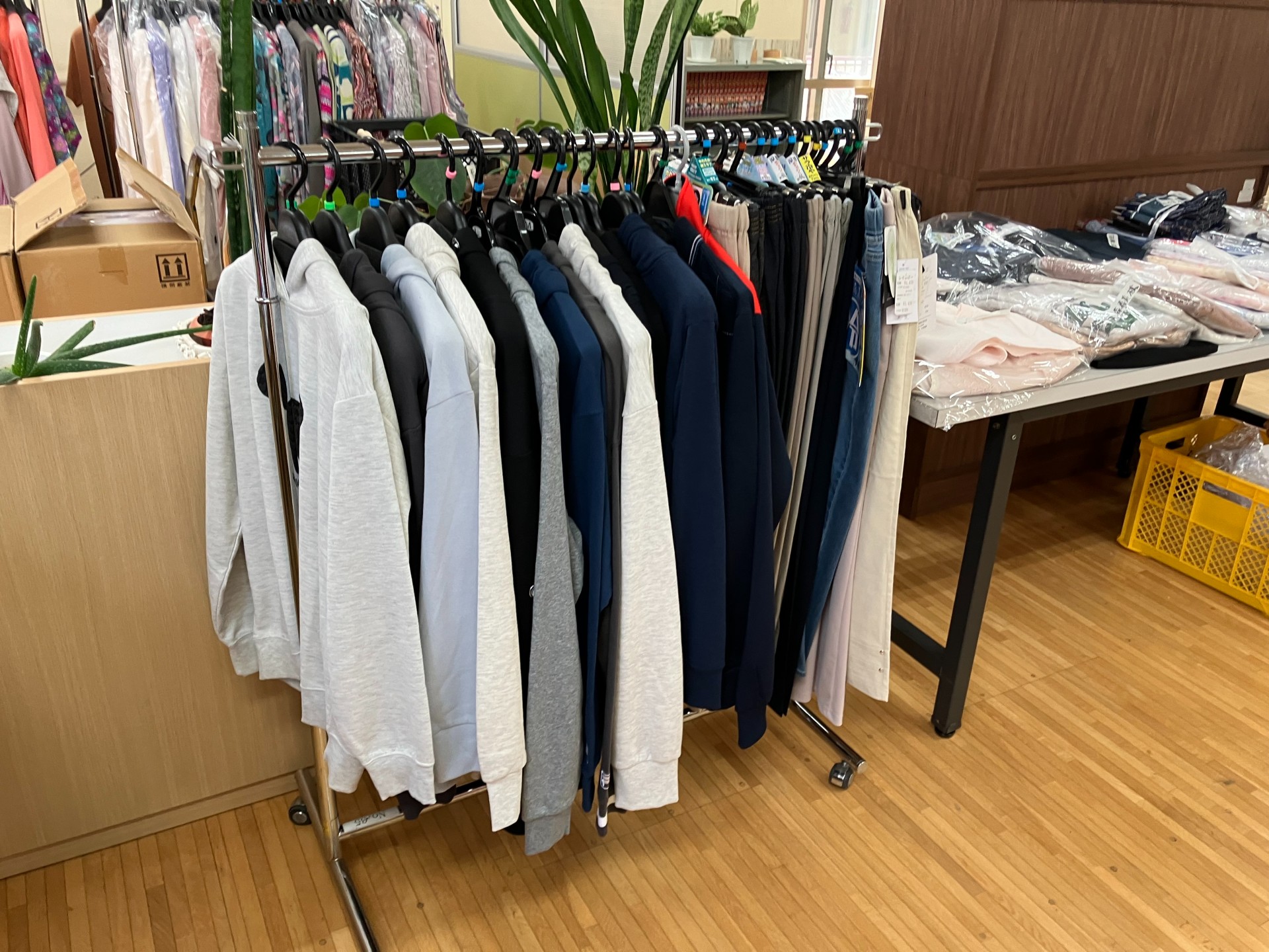 施設内衣類販売でハンガーにかけられている服の様子