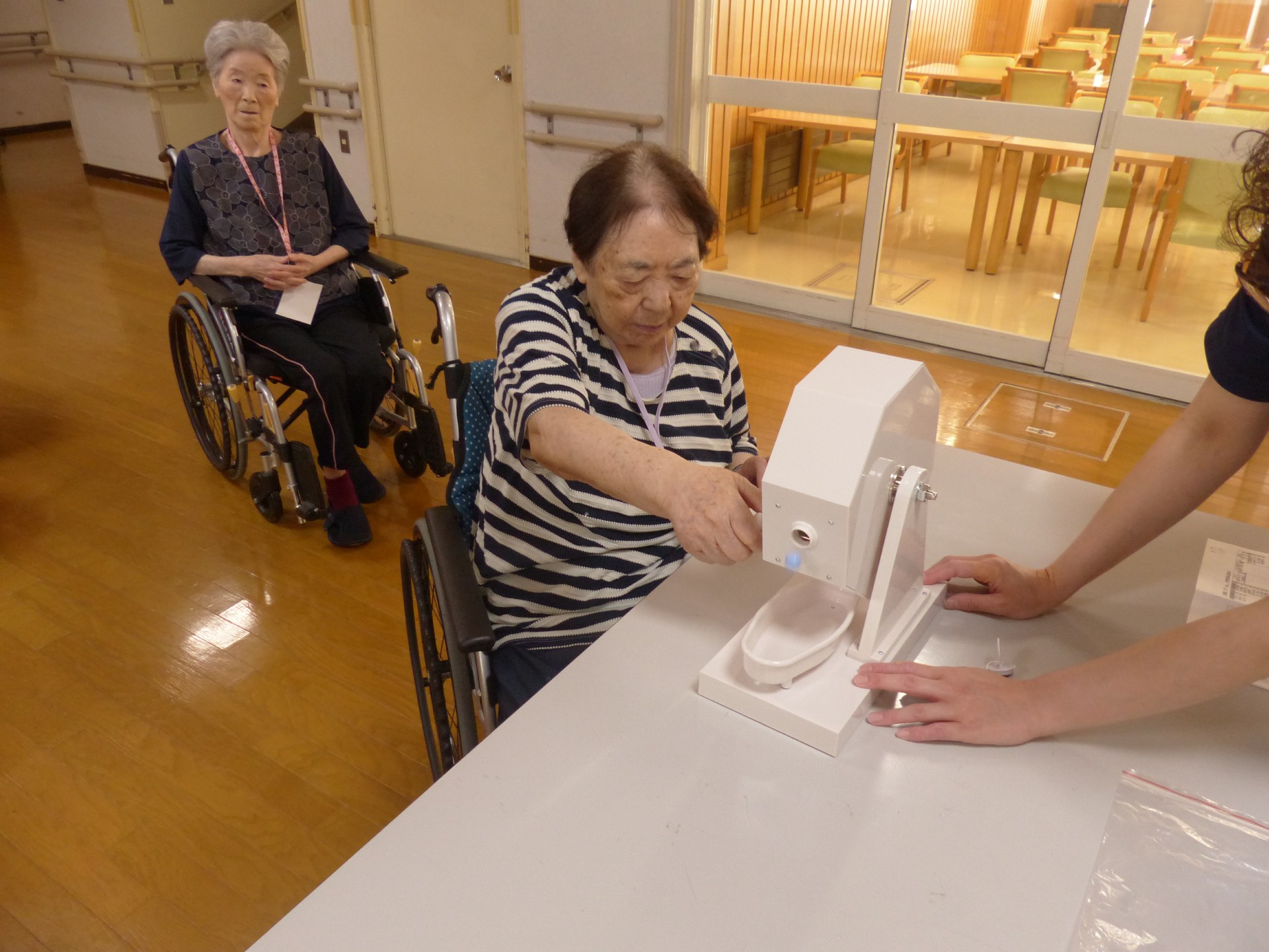 ガラポンを回している女性利用者様