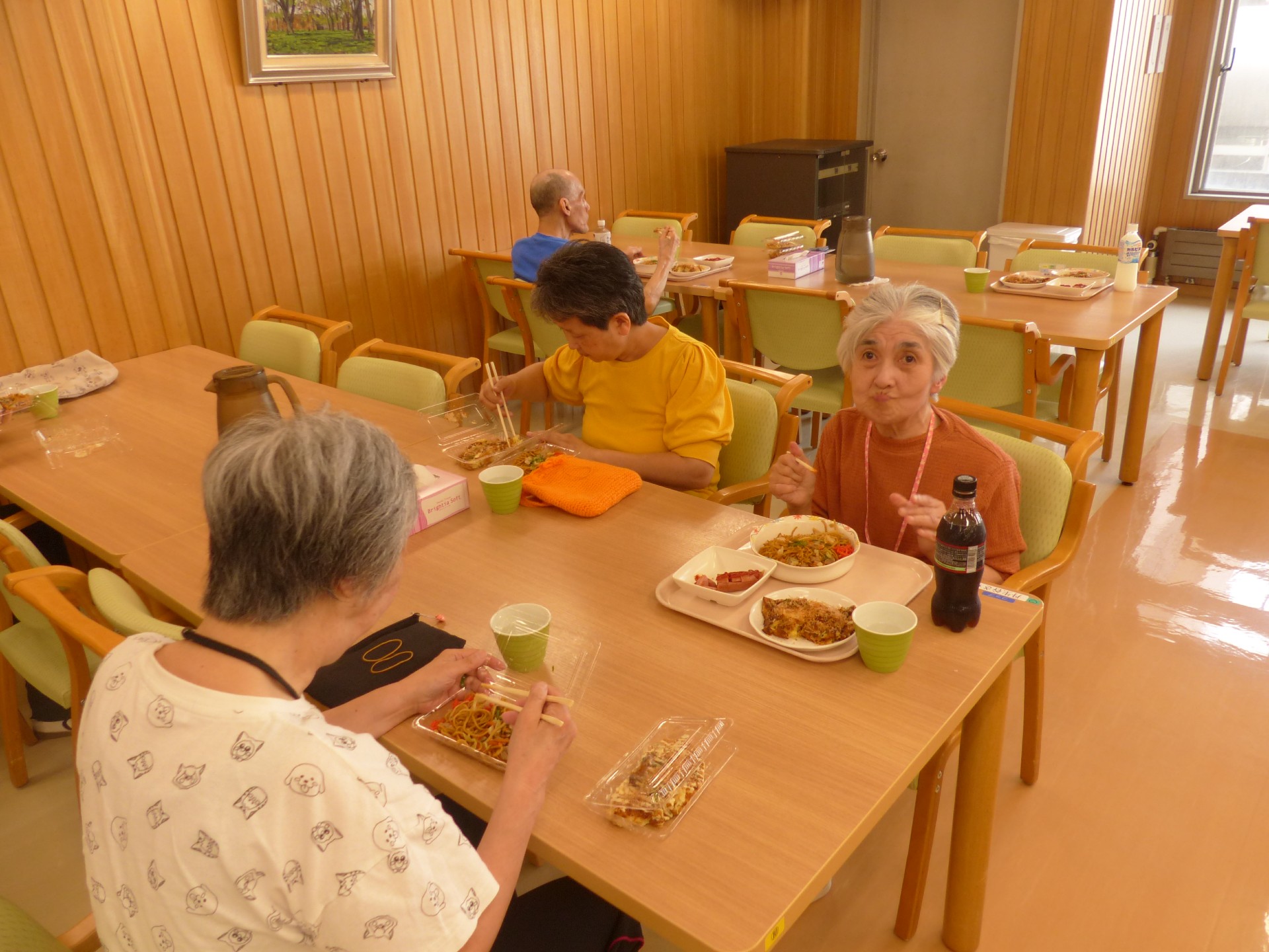 食事で提供した焼きそばとお好み焼きを食べる女性利用者様達