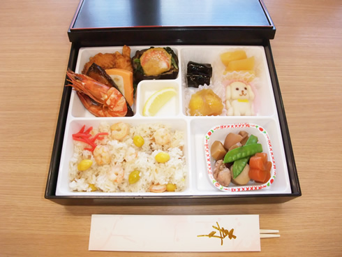 煮物や栗ご飯などが入ったお節料理です