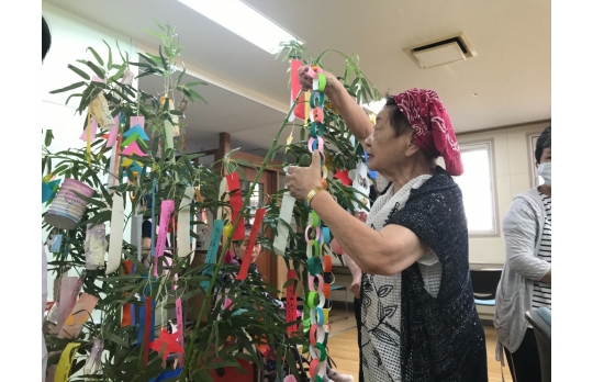 七夕の飾り付けをしている女性利用者様