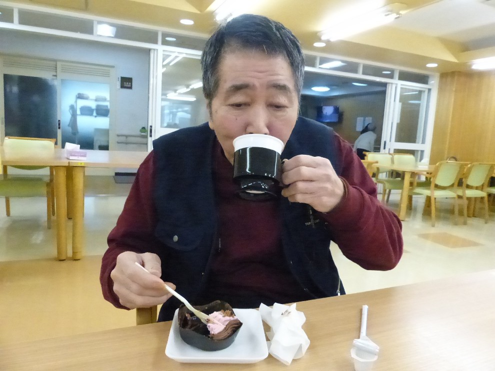 喫茶の日で提供したケーキとコーヒーを味わう男性利用者様