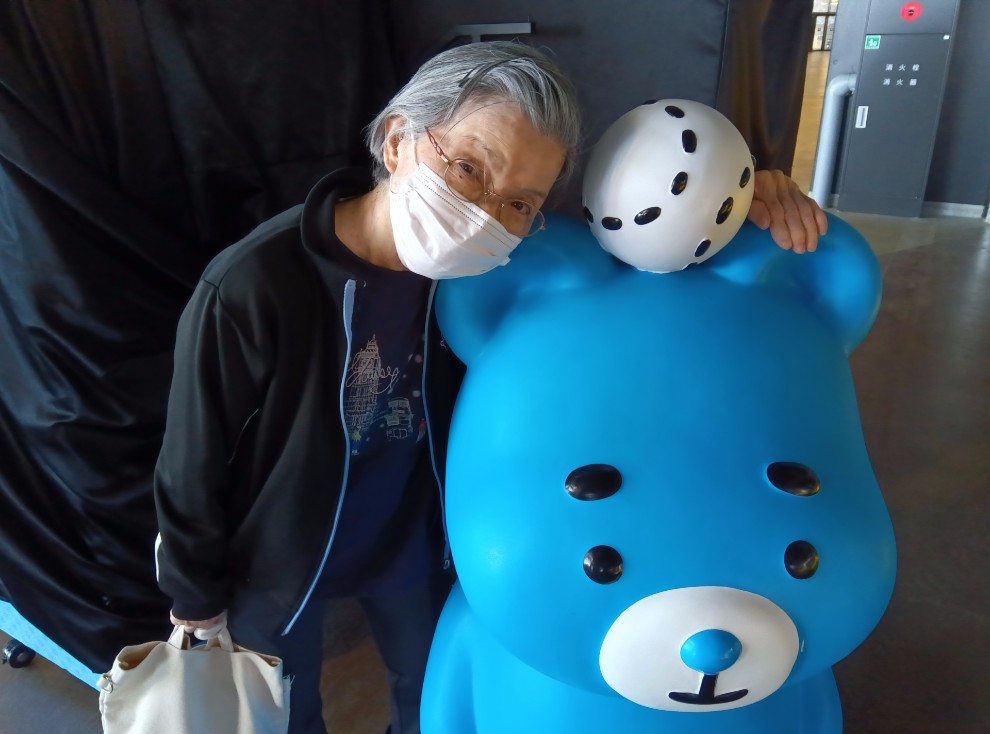ドライブレクで訪れたＦビレッジのキャラクターのえふたんと記念撮影する女性利用者様