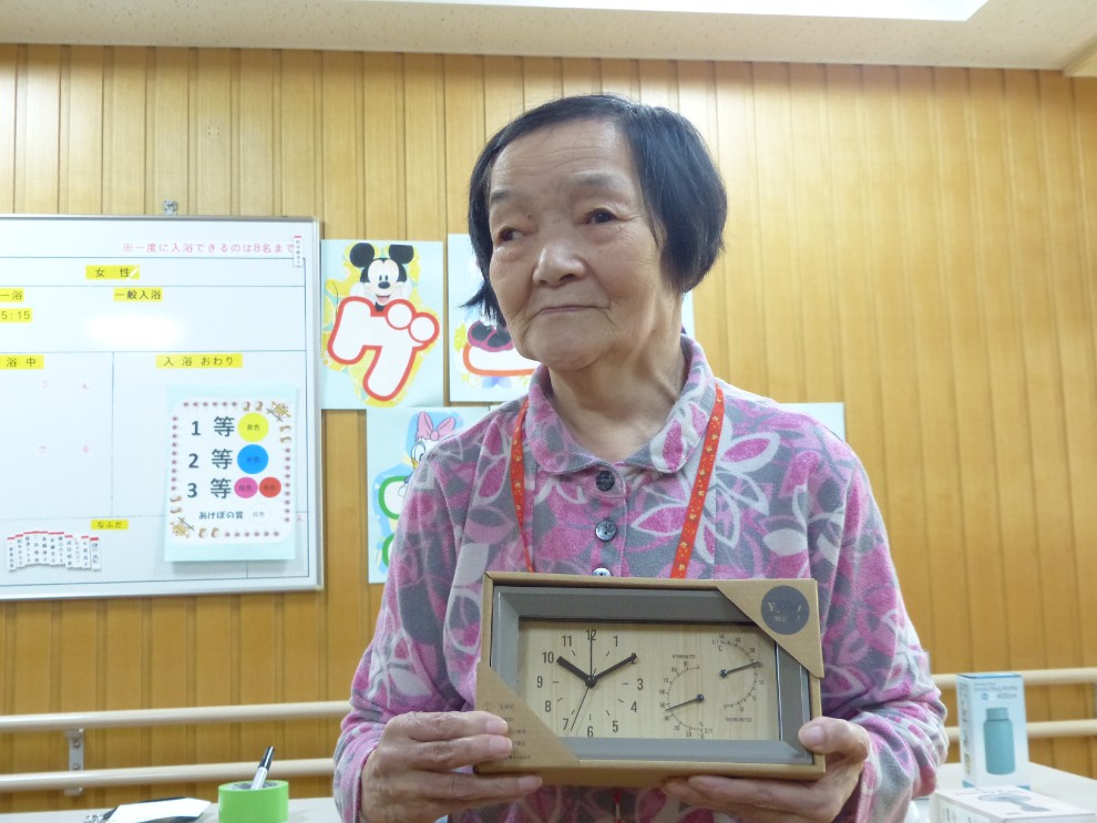 開設記念行事で獲得したゲームの景品を披露してくれた女性利用者様