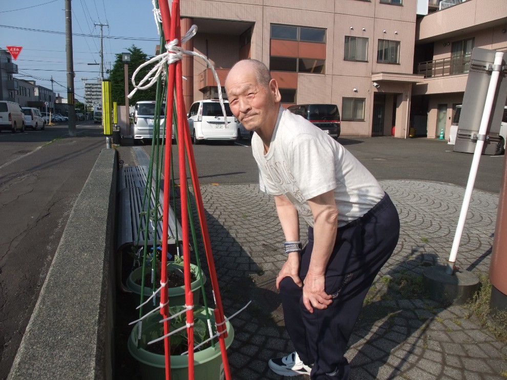 個別支援の一環としてスイカの成長を見守る男性利用者様