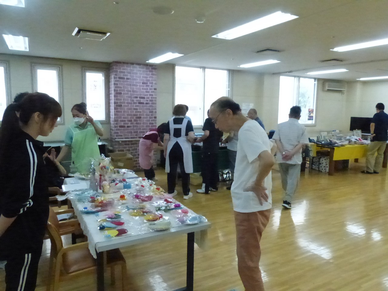 雑貨販売で陳列されている商品を眺める男性利用者様
