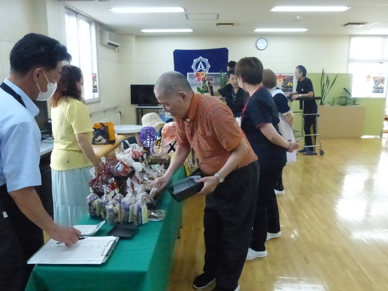 雑貨販売で陳列されている商品を眺める男性利用者様