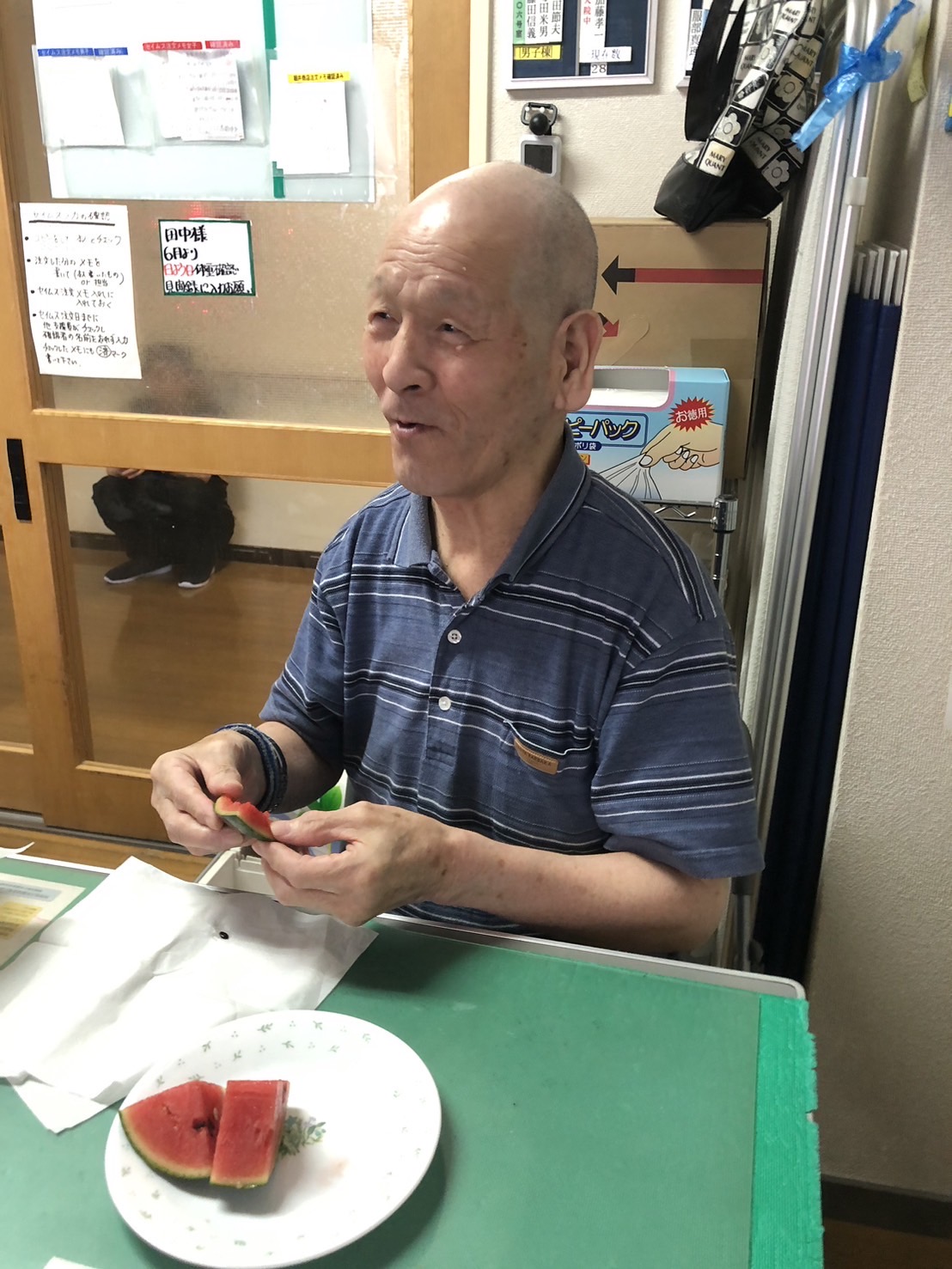 個別支援の一環としてスイカ栽培で実ったスイカを食べる男性利用者様