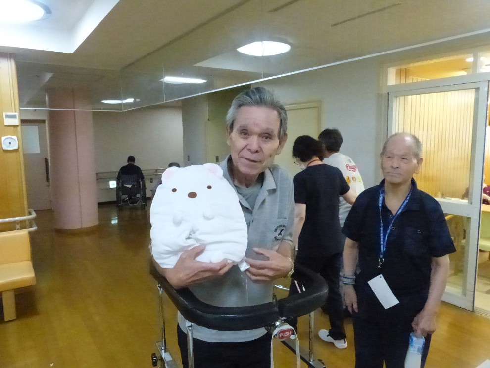 七夕祭りのガラポンで１等のぬいぐるみを当てた男性利用者様