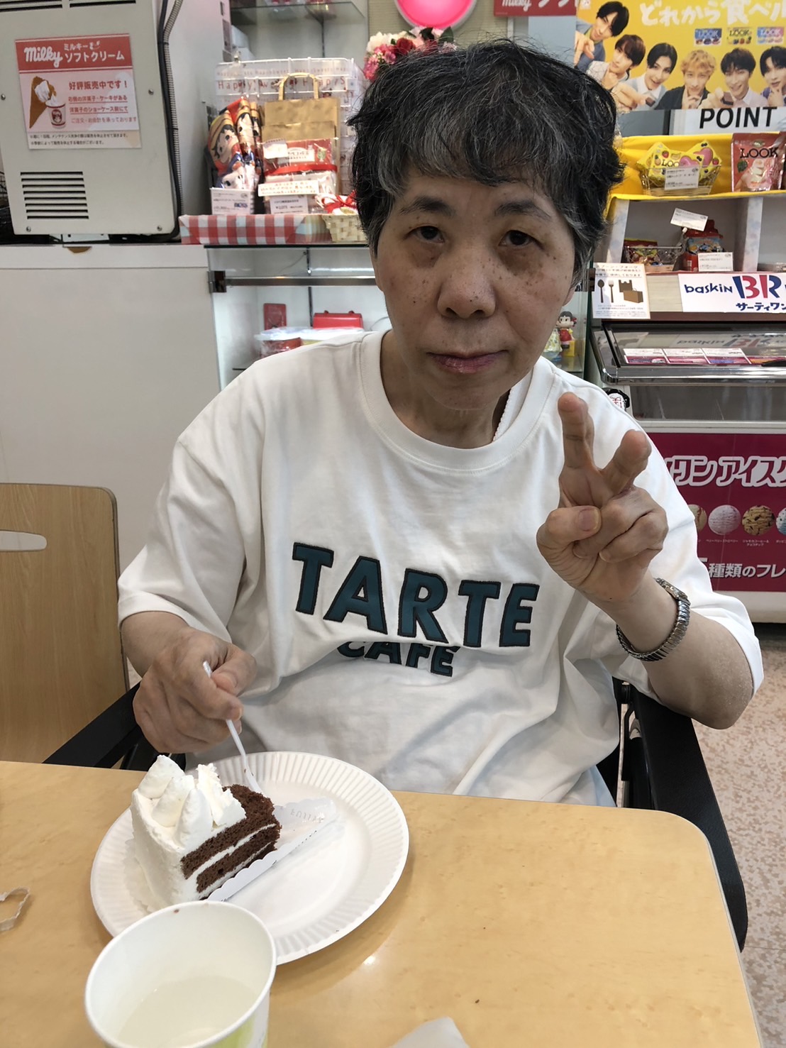 個別支援の一環としてケーキを食べに出掛けた女性利用者様