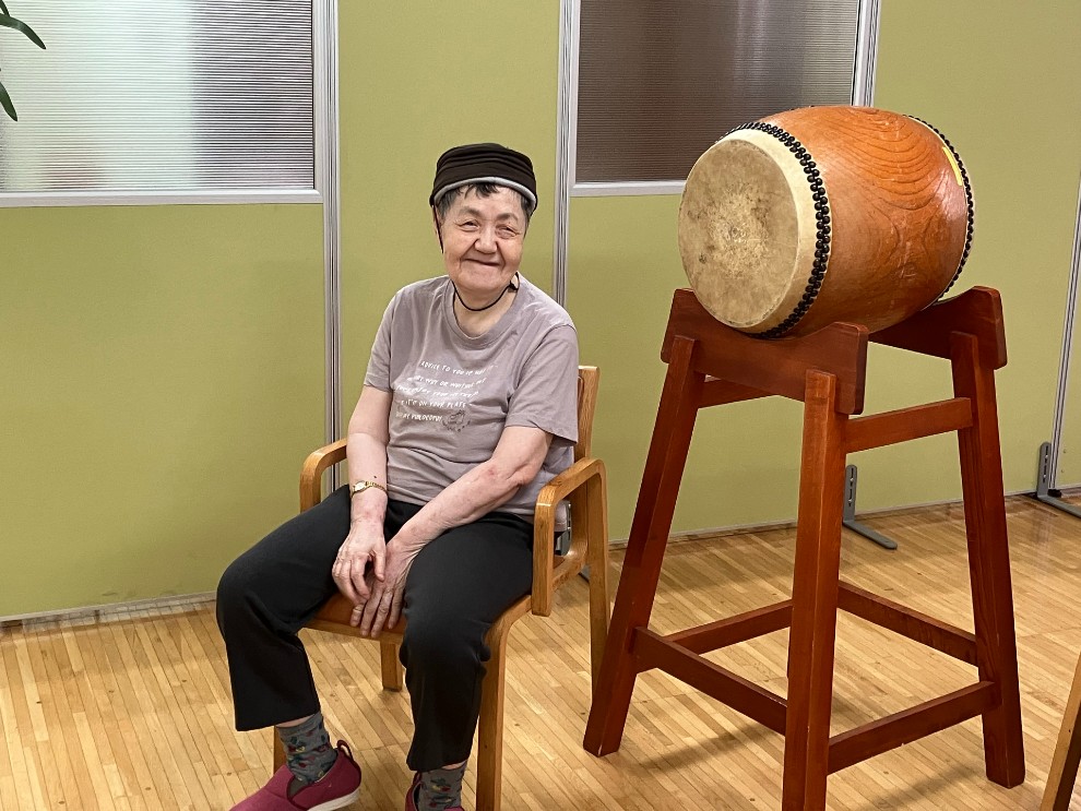 盆踊りの準備が整うのを待っている女性利用者様