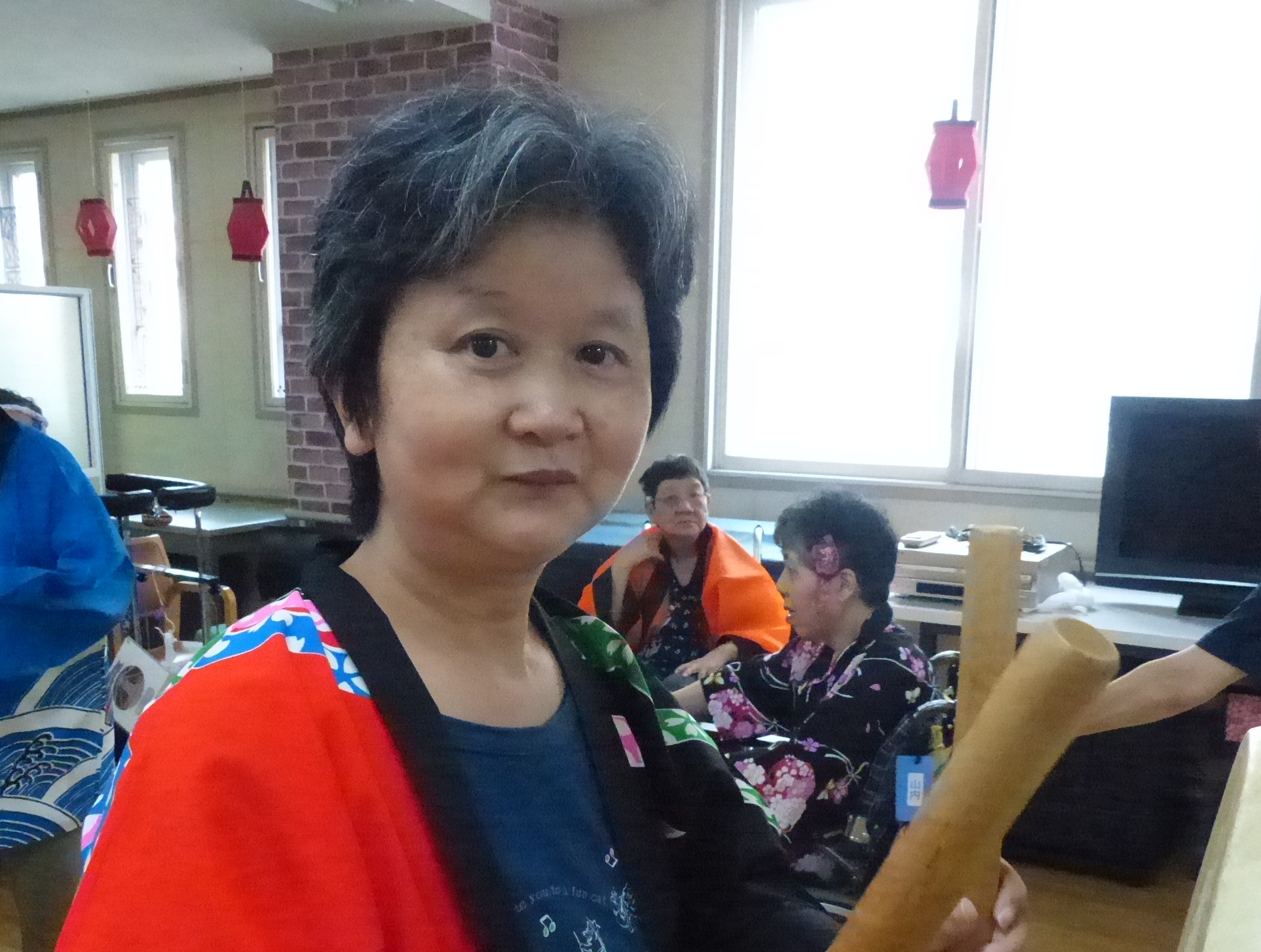 盆踊りで太鼓を叩く女性利用者様