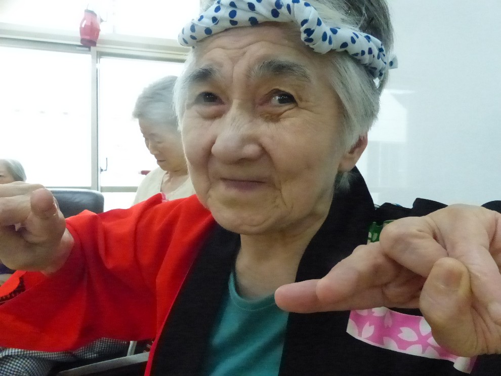 盆踊りで太鼓に合わせて踊る女性利用者様