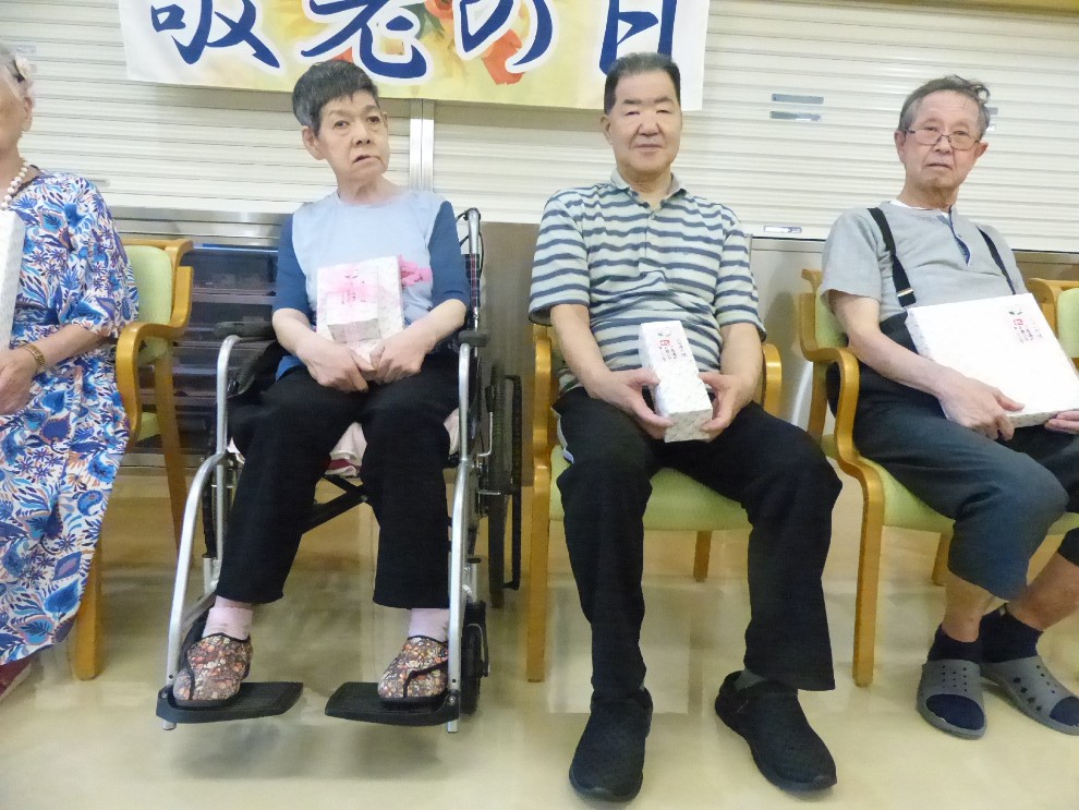 敬老会で長寿祝いを受ける利用者の皆さま