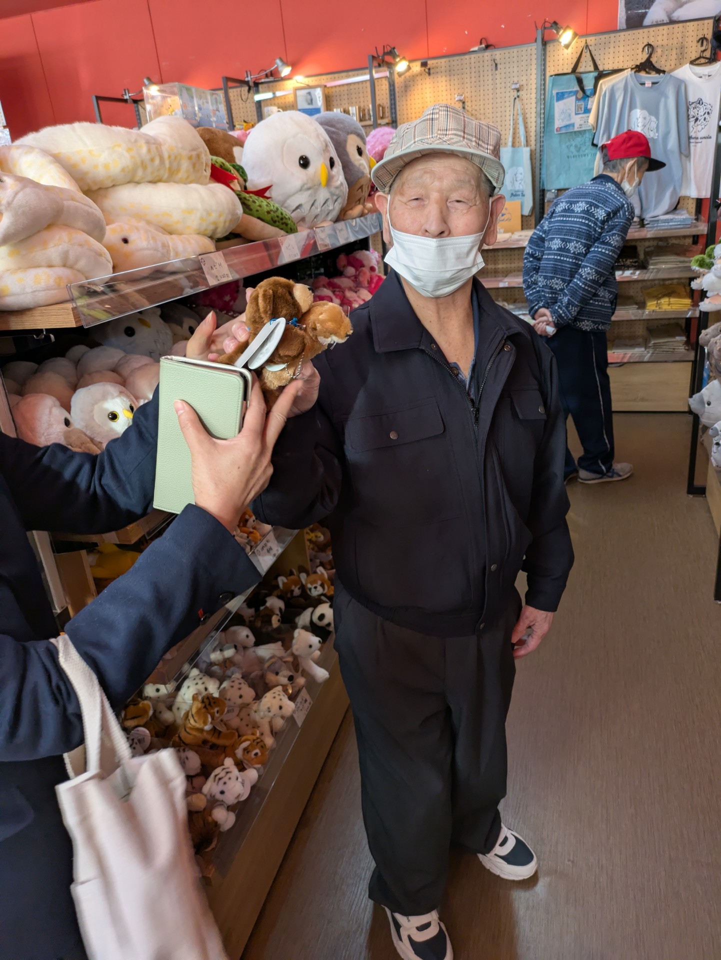 動物園レクでぬいぐるみを購入する男性利用者様