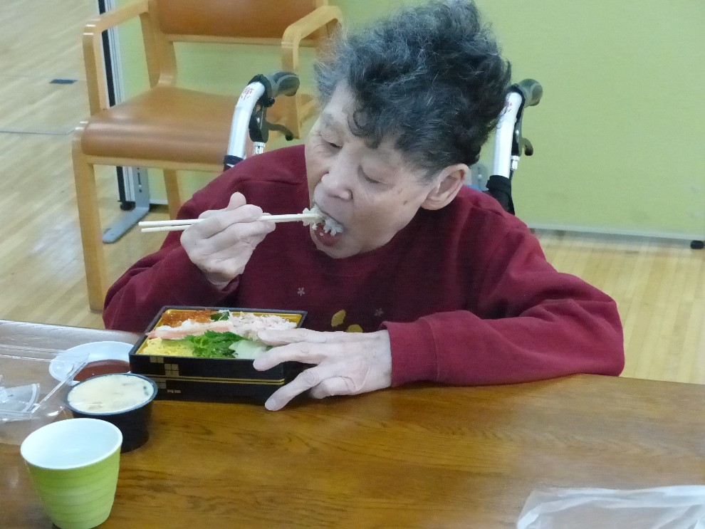 出前レクでちらし寿司を食べる女性利用者様