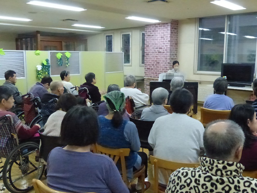 実習生のピアノ演奏会に参加している利用者の皆さま