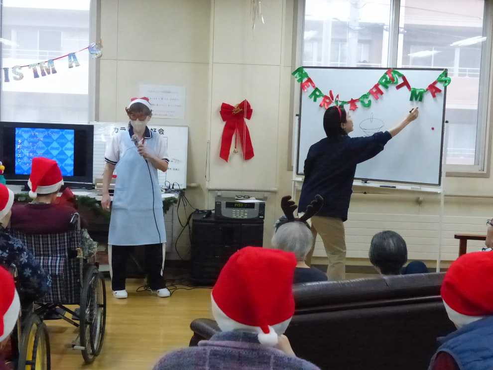 クリスマス会でカラオケをしている様子