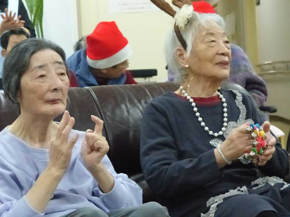 クリスマス会のカラオケを聴きに来た女性利用者様