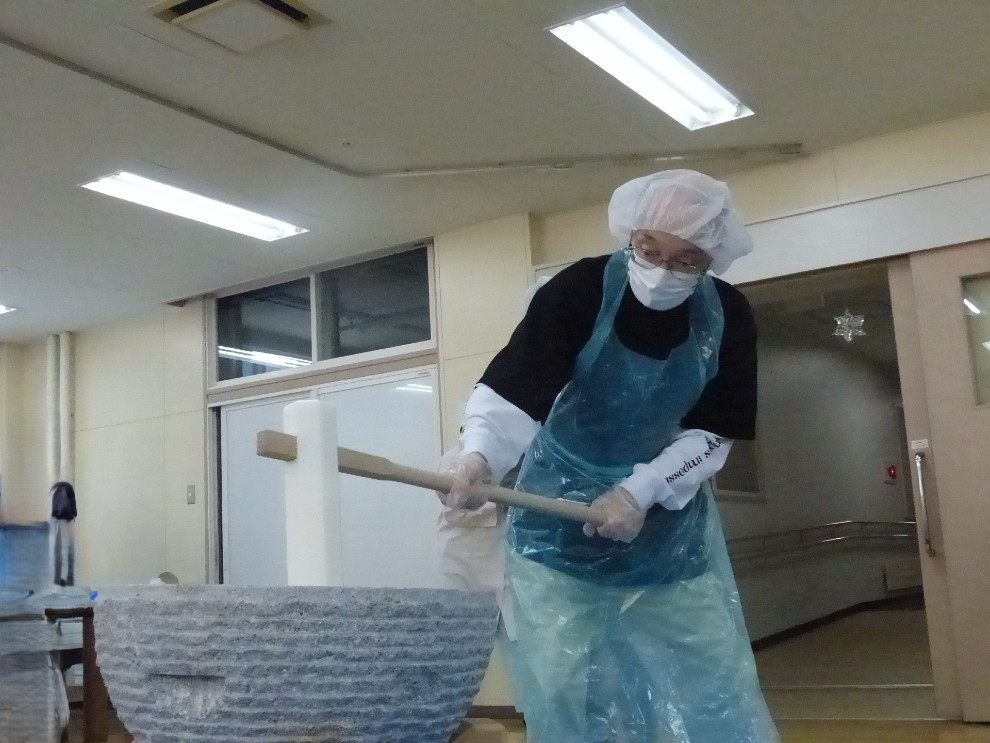 杵で餅をつく男性利用者様