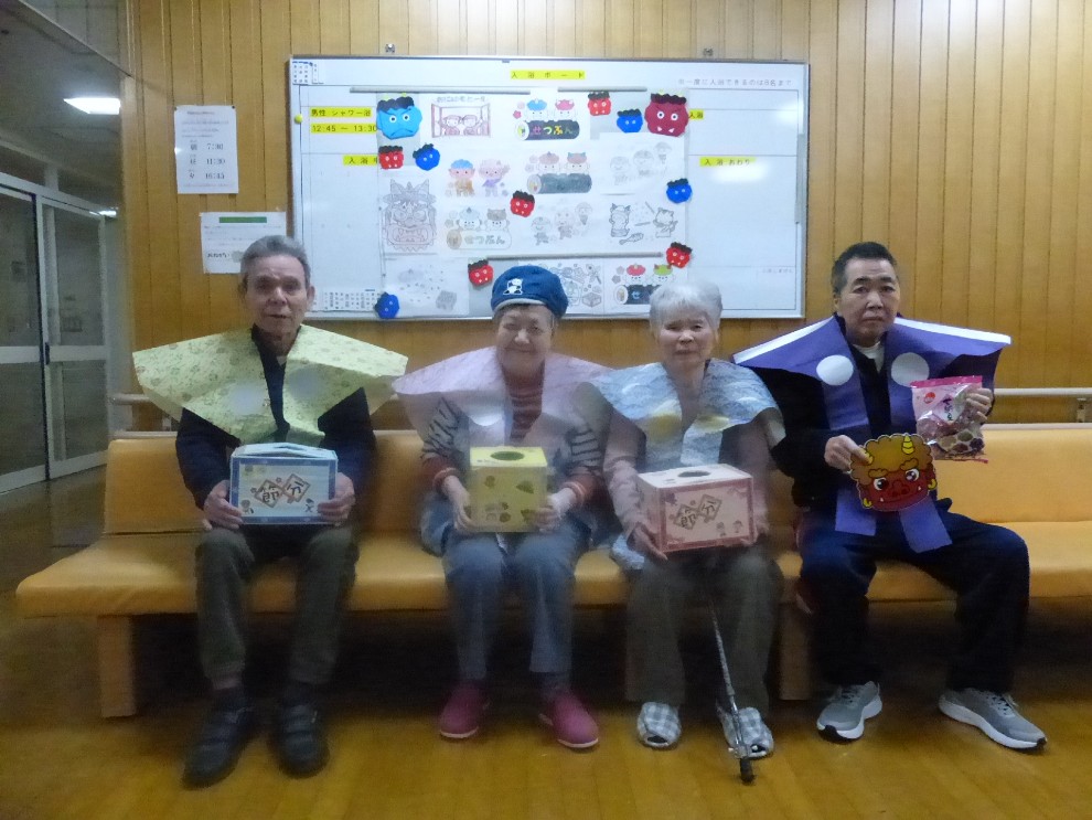 節分豆まきにて年男と年女の利用者様で記念撮影