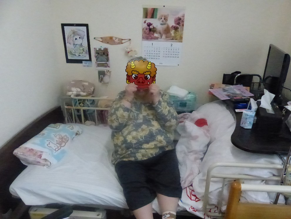 節分豆まきにて鬼のお面を被った女性利用者様