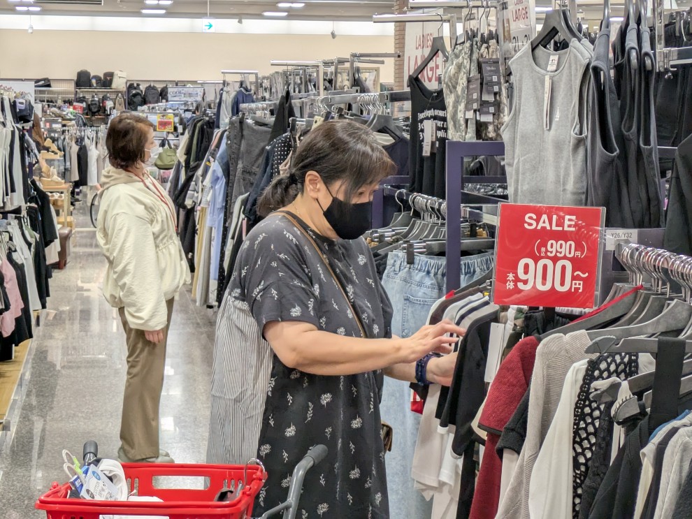 買物レクにて洋服選びをしている女性利用者様