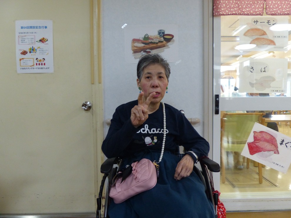 開設記念行事でオシャレをした姿を披露してくれた車椅子の女性利用者様