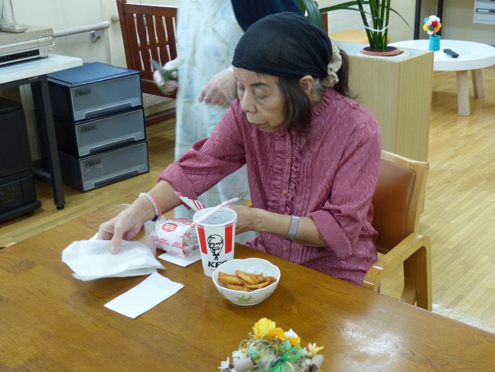 出前レクでフライドチキンを頼んだ女性利用者様