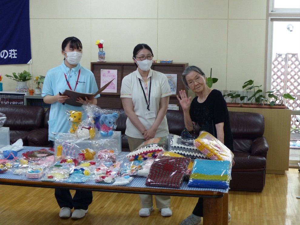 夏まつりにて女性利用者様の手作り品をバザーとして販売している様子