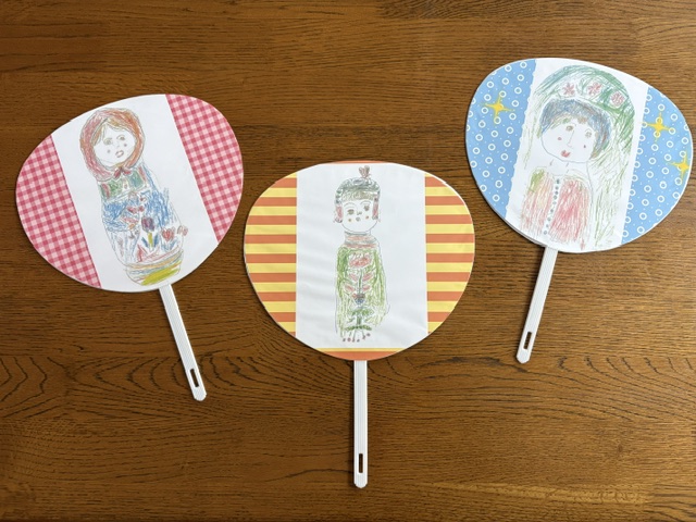夏まつりにて配布した利用者様が書いた絵を貼った団扇の写真