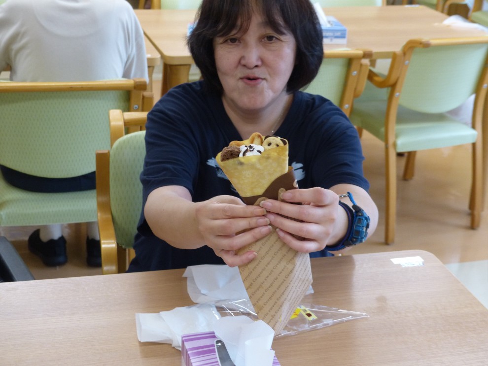 夏まつりにて来ていただいたてんぷるびーさんのクレープを見せてくれる女性利用者様