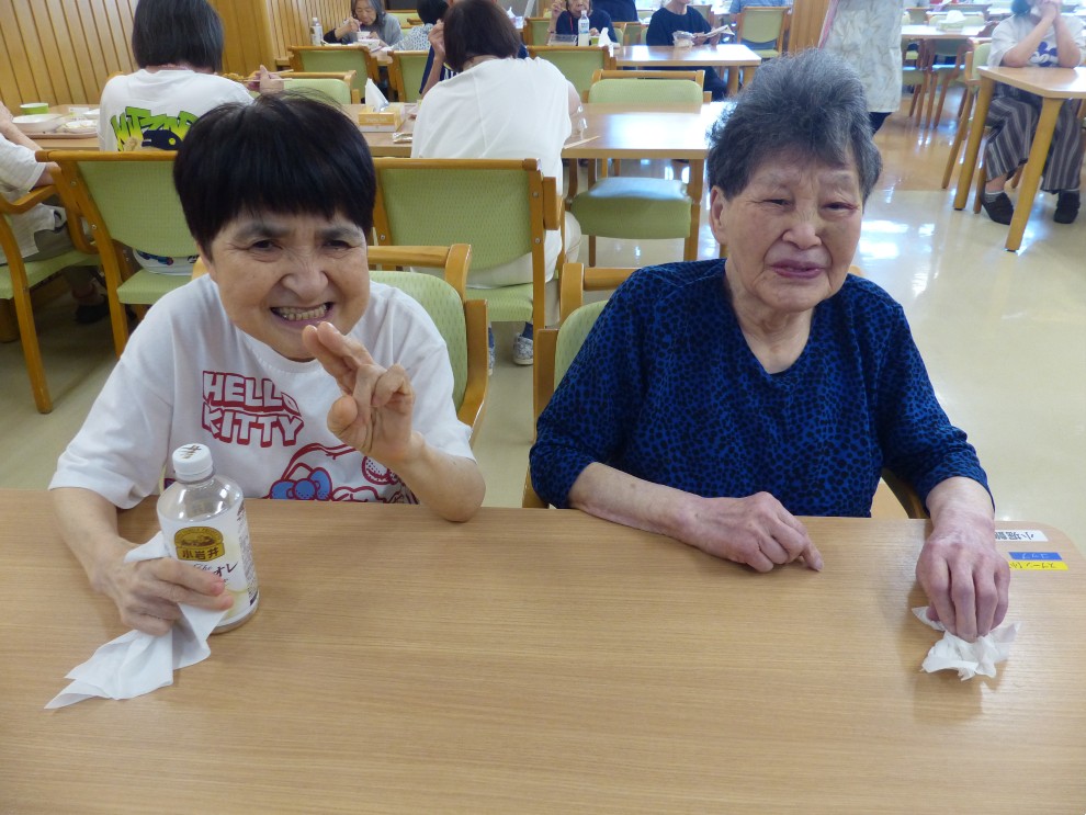七夕まつりで提供したジュースやカキ氷を食べ終えて笑顔を見せてくれた二人の女性利用者様