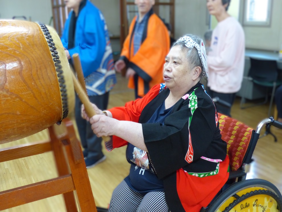 盆踊りにて太鼓を叩いてくれた車椅子の女性利用者様