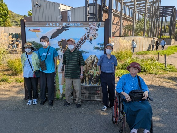 動物園レクで記念撮影する利用者様たち
