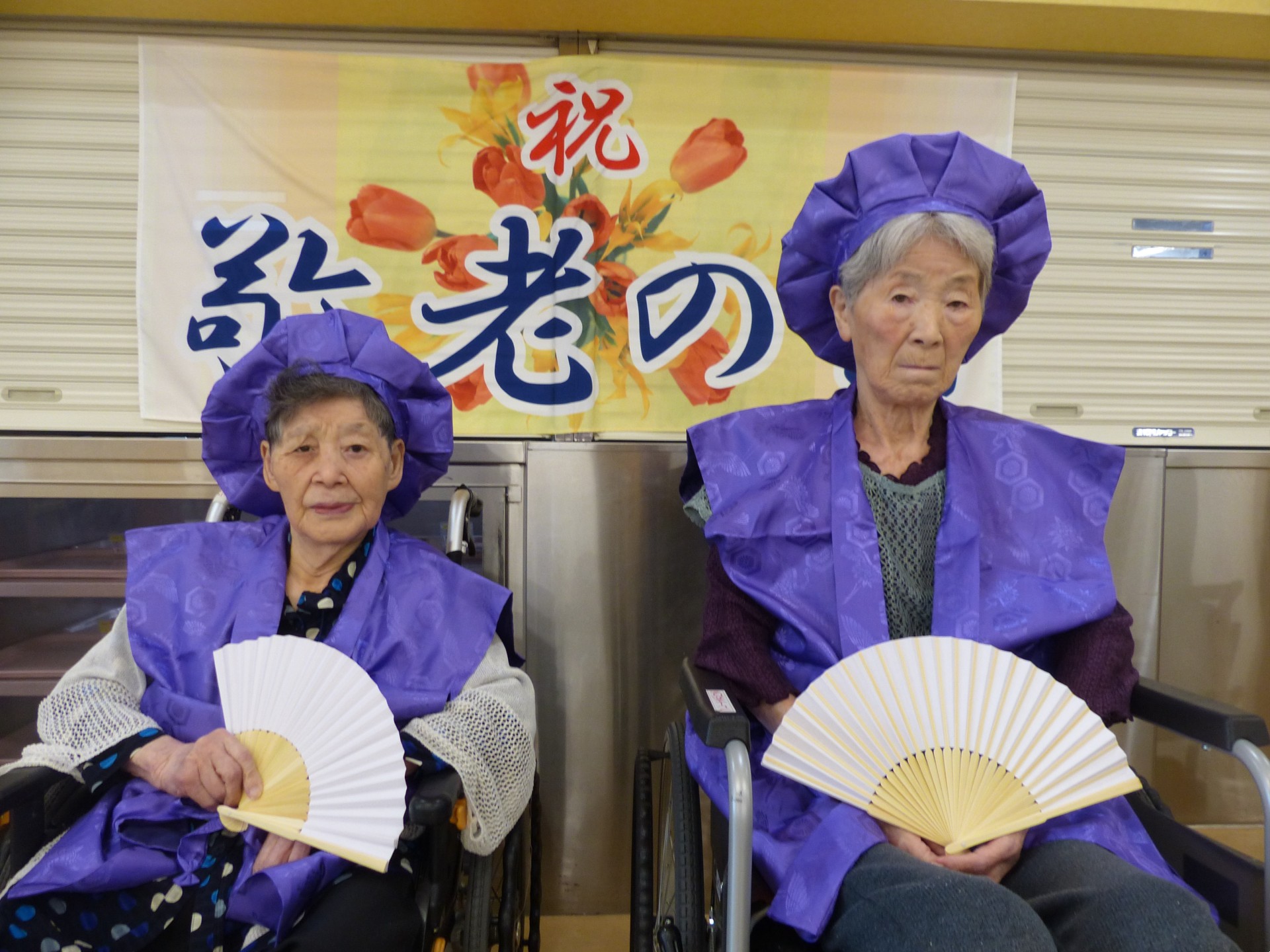 敬老会でお祝いを受けた女性利用者様たち