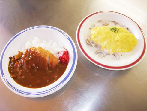 左はカツカレーとホワイトソースがかかったオムライスです