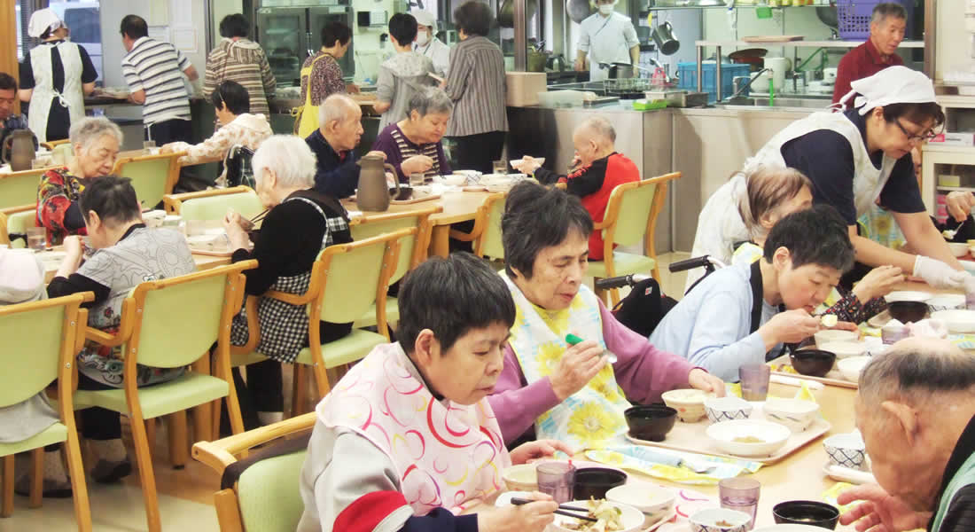 食堂でみんなで食事をしている様子