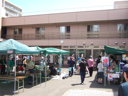 あけぼの荘の夏祭りの様子