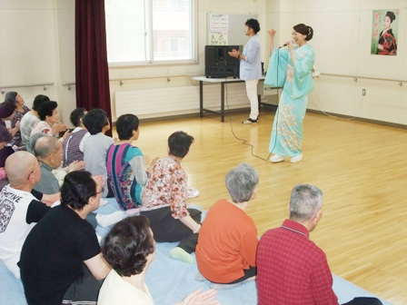 施設内コンサートで歌を聴いている様子