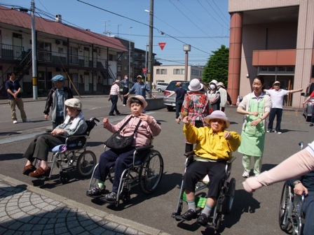 外でラジオ体操をしている様子