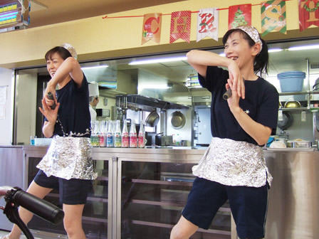 職員が踊っている様子