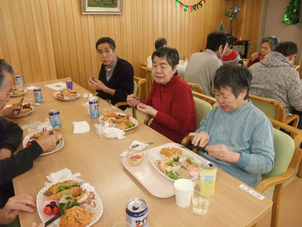 おいしそうに料理を食べている様子