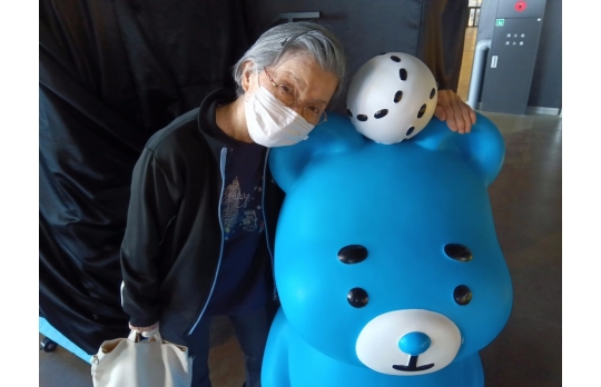 ドライブレクで訪れたＦビレッジのキャラクターのえふたんと記念撮影する女性利用者様