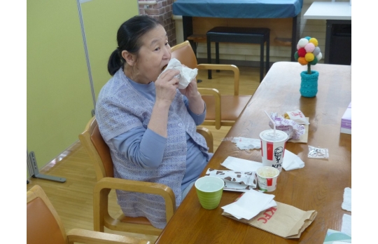 出前レクでフライドチキンを食べる女性利用者様