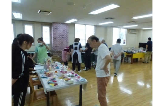 雑貨販売で陳列されている商品を眺める男性利用者様