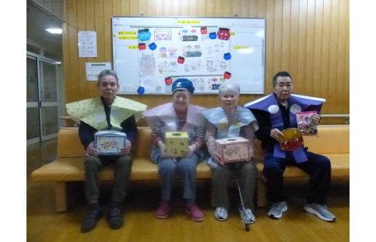 節分豆まきにて年男と年女の利用者様で記念撮影